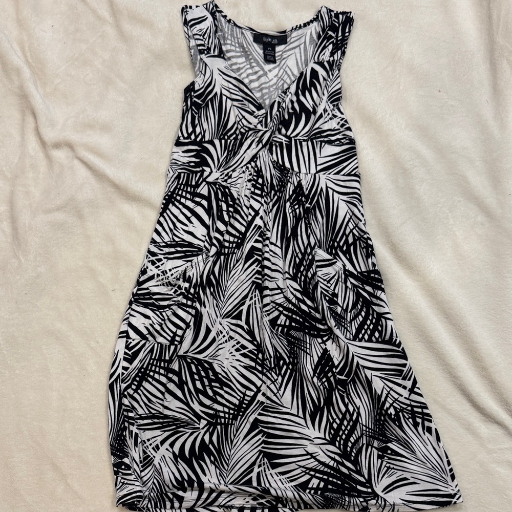 Style & Co Petite Black and White Leaf Print Dress. Size Small With Pockets!